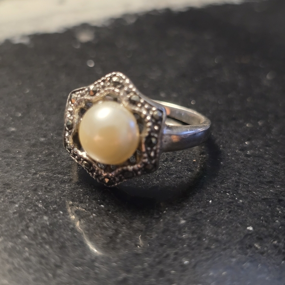Elegant Silver and Pearl Women's Ring - Picture 4 of 8